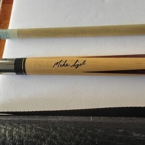 MIKE SIGEL GOLD DOT POOL CUE W/CASE, CHALK AND HAND POWDER BAGS USED GREAT COND.